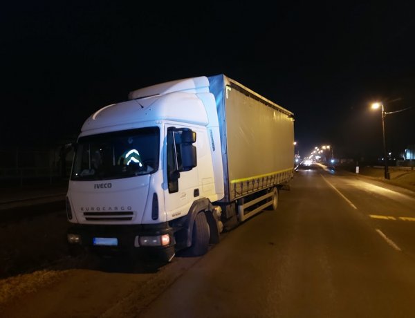 Defekt miatt szerda délelőttig vesztegelt egy teherautó a Tokaji úti vasúti átjárónál