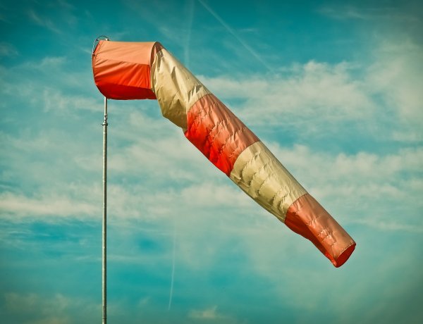 Támad a szél, ne álljanak fa alá és fogják a kalapjukat!