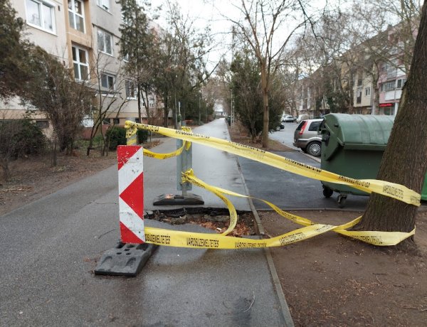 A Vasvári Pál utcán hamarosan helyreállítják a korábban megbontott járdaszakaszt