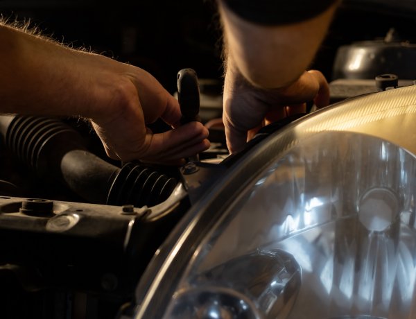 Kiszerelte a javításra átvett gépkocsikból az alkatrészeket