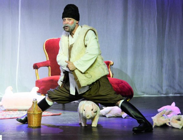 A Legénybúcsúban és a Váratlan vendégben is láthatja a közönség Gulyás Attila színművészt, aki egy Nőnapi zenés estre is készül