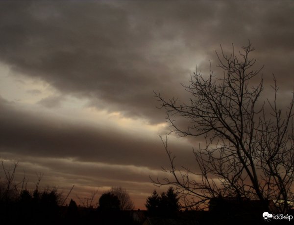 Borongós hétfő: esővel, záporokkal vonul át a hidegfront