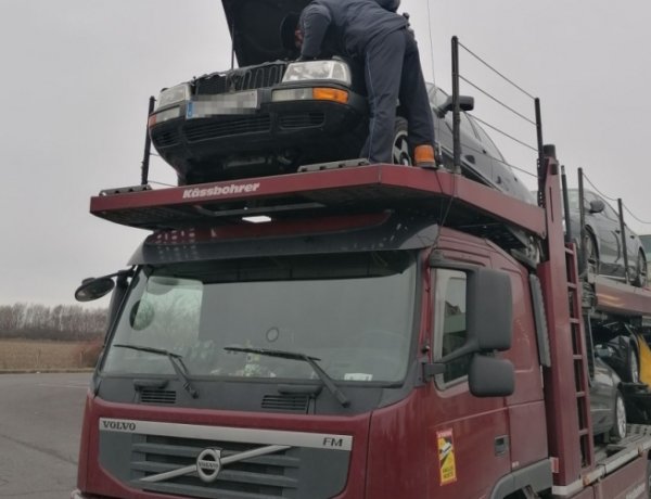 Körözött autót foglaltak le a rendőrök Csengersimán