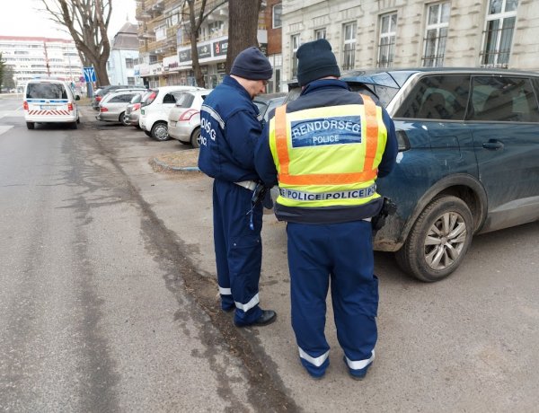 Parkoló járműben okoztak anyagi kárt hétfőn reggel a Szarvas utcán