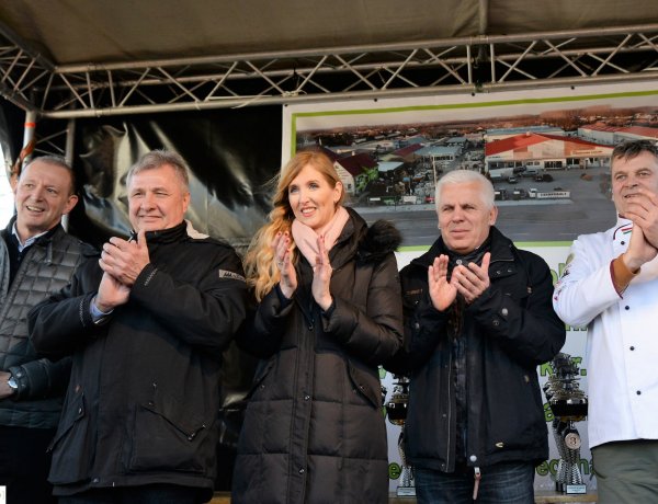 Heti hírösszefoglaló: újabb autópályaszakasz, laptop diákoknak és tanároknak, Disznótoros Fesztivál