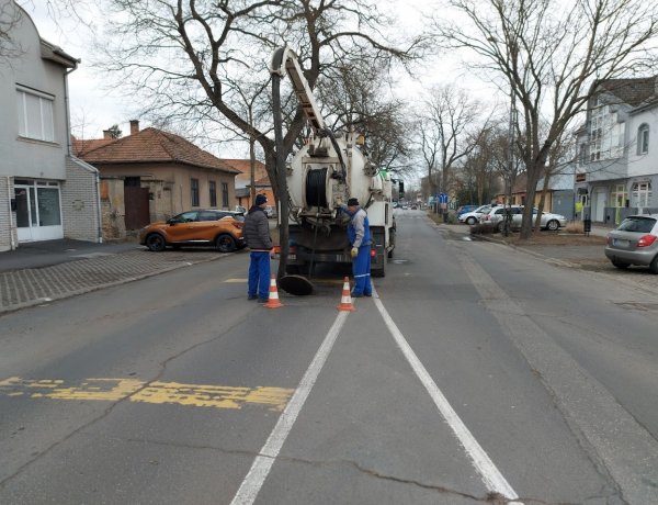 Csatornamosási és -tisztítási munkálatokat végeznek a NYÍRVV megbízásából a belvárosban