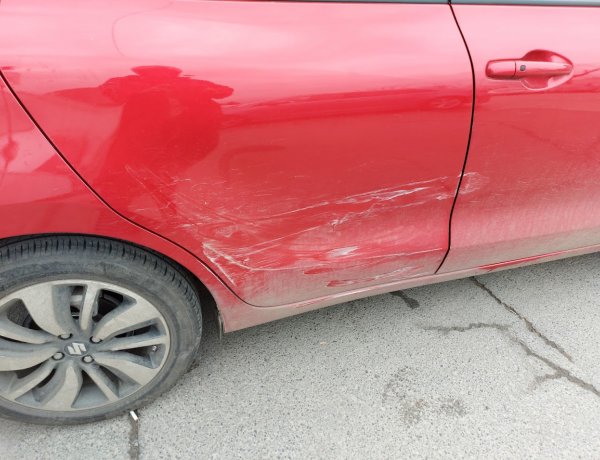 Nem hagyott kellő oldaltávolságot egy telepről kihajtó jármű és nekiment egy ott parkoló autónak