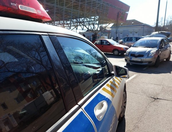 A Búza utcán két gépkocsi ütközött egymásnak