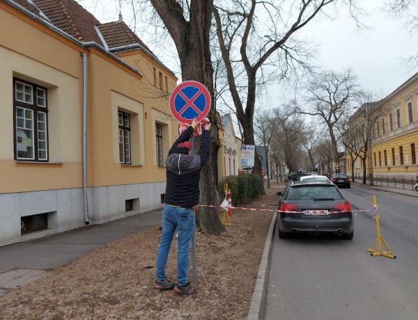 Ideiglenesen tilos a parkolás a Kossuth gimnázium előtt 