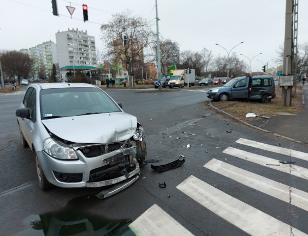 Két gépkocsi karambolozott a Széna téren