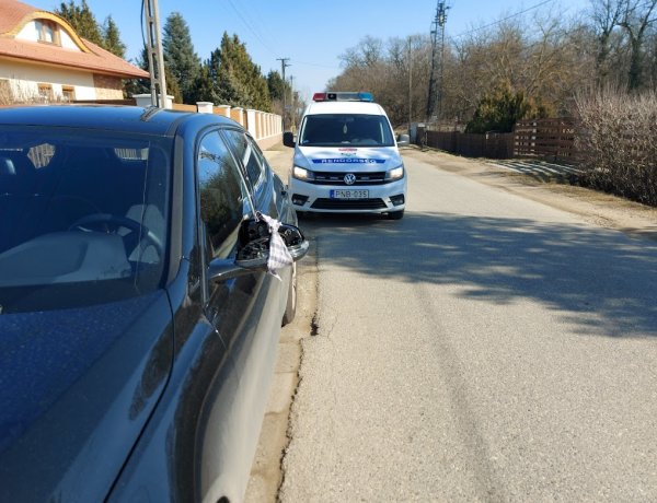 A Tölgyes utcán, a keskeny útszakaszon két autó tükre összeért