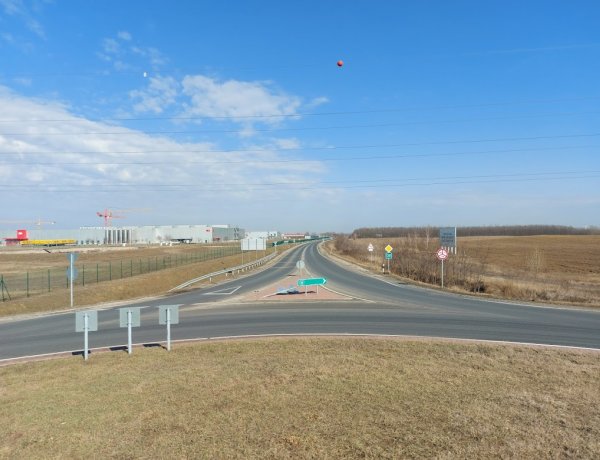 KRESZ-táblát tört ki egy ismeretlen jármű a nyugati elkerülőn