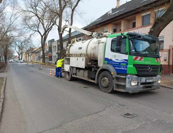 Folytatódnak a csatornamosási munkálatok a Szent István utcán