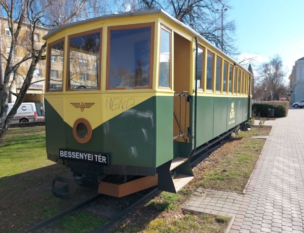 Hétvégén megrongálták a belvárosban található villamos műemléket