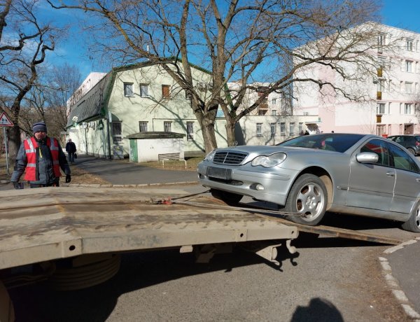 Roncsautókat szállítottak el Nyíregyháza útjairól kedden délelőtt