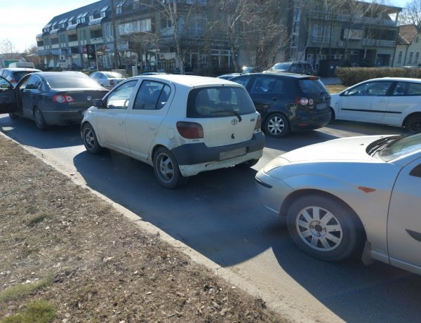 Négyes ráfutásos baleset történt a Pazonyi téren