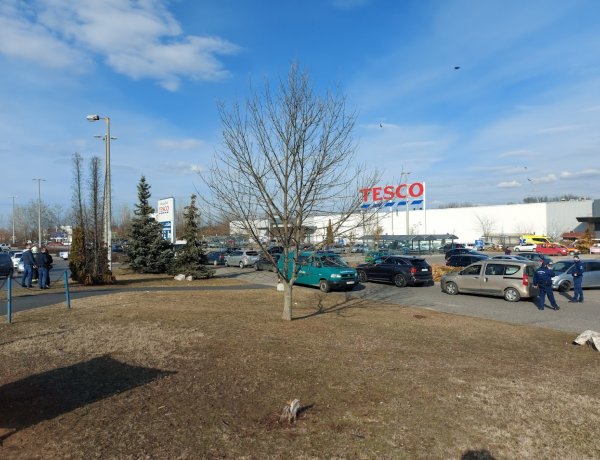 Értesüléseink szerint kora délután egy ismeretlen telefonáló bomba robbantásával fenyegetőzött egy Pazonyi úti bevásárlóközpont parkolójában