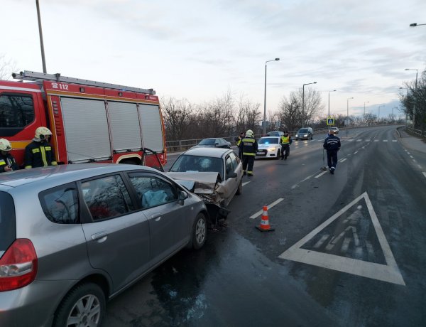 Szerda reggel a Debreceni úti felüljárónál történt baleset, mindkét sofőr megsérült