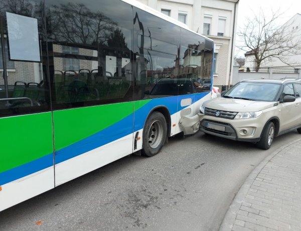 A Kálvin téren kanyarodás közben egy autóbusz és egy személyautó ütközött össze