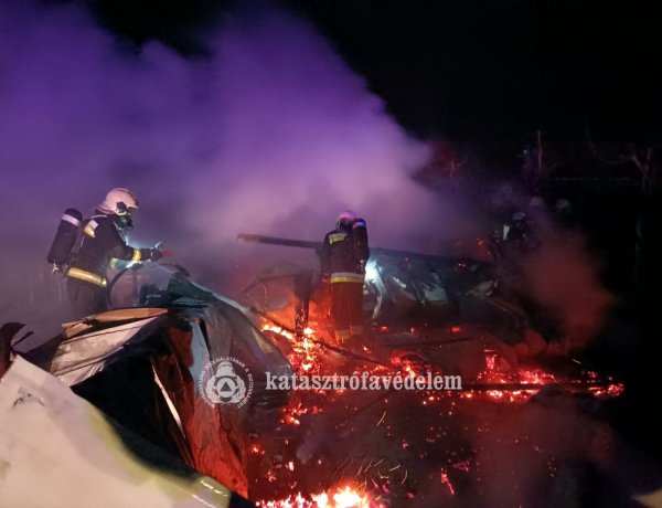 Kigyulladt egy könnyűszerkezetes épület tegnap este Nyíregyházán, a Gyík utcában