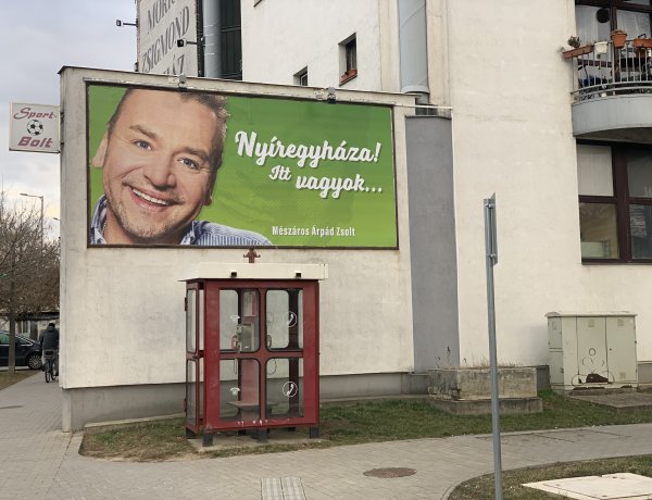 Vajon mik ezek a rejtélyes óriásplakátok Nyíregyházán?