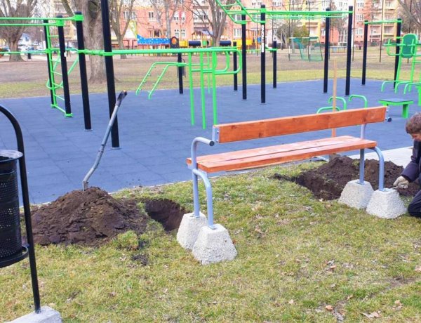 Városszerte elkezdődött a NYÍRVV Nonprofit Kft. munkatársai által a közterületi padok kihelyezése