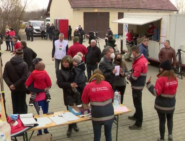 Háború – Magyarország beengedi a menekülteket