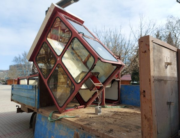 Elbontották a régi Kossuth téri telefonfülkéket