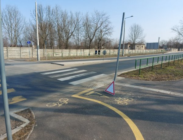 A Szélsőbokori út – Fokos utcai körforgalomban egy elsőbbségadás táblát tört ki egy ismeretlen autós