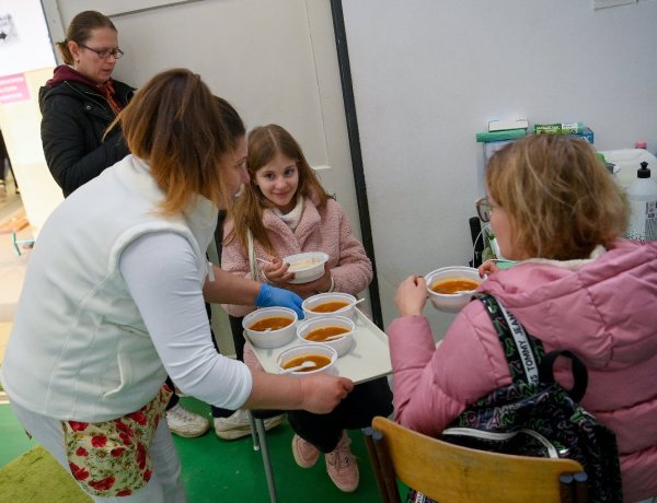 Emmi: A kormány 24 órás szolgálatban biztosítja a menekültek egészségügyi ellátását