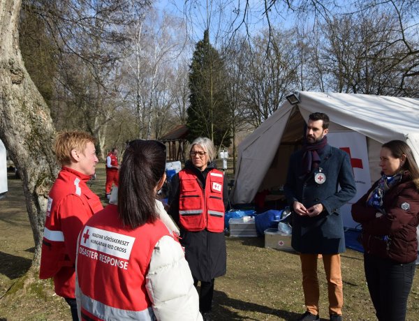 A Szabolcs-Szatmár-Bereg Megyei Kórházak és Egyetemi Oktatókórház eszközökkel, gyógyszerekkel támogatja a határon lévő önkéntesek munkáját