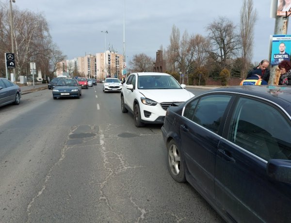 Ráfutásos baleset történt a Pazonyi téren