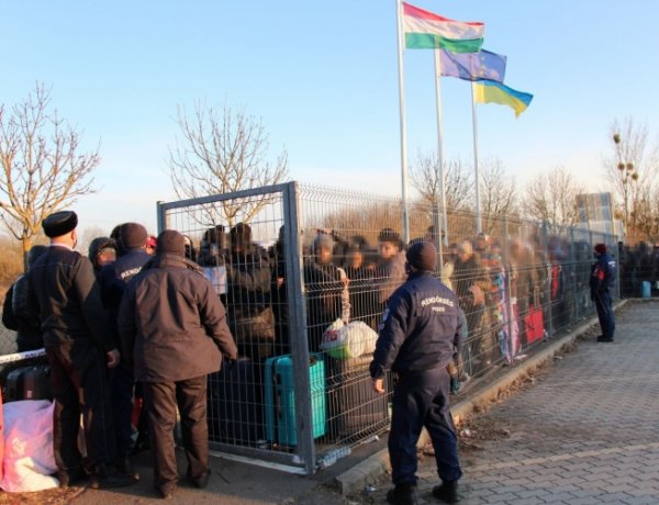 Tesszük a dolgunkat: a rendőrök beléptetik, tájékoztatják, és segítik az arra igényt tartó menekülőket