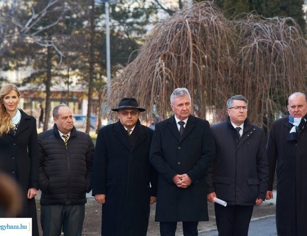 Emléktábla-avatás: négy roma kiválóság tiszteletére állítottak emléktáblát