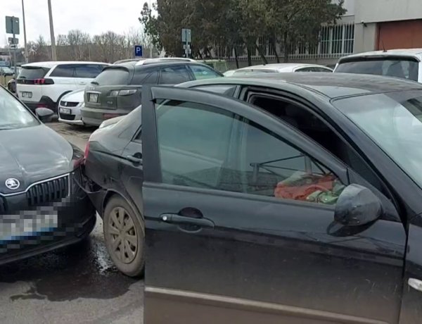 A Szabadság téren egy külföldi és egy magyar rendszámos autó ütközött