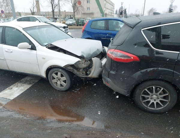 Ráfutásos baleset történt az Orosi úton