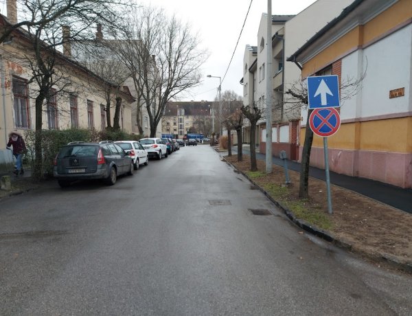 A Malom utcán egy szakaszon feloldották a megállási tilalmat