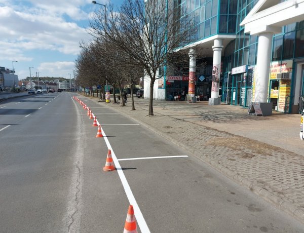 Megszűnt a ferde parkolás a Vay Ádám körúton, az Univerzum üzletház előtt