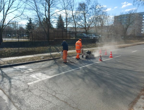 Felmarták a korábbi burkolati jeleket a Bánki Donát és a Törpe utcánál