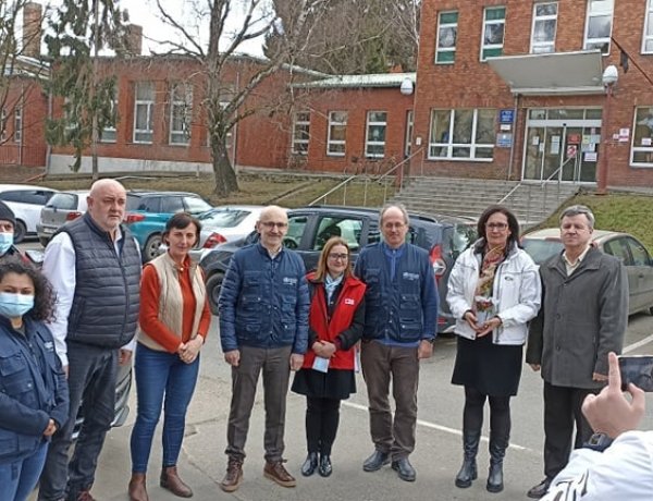 A megyei kórház munkatársai több helyszínen is részt vesznek a menekültek magyarországi ellátásában