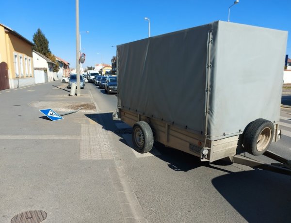 Leszakadt utánfutó döntött ki egy táblát a Debreceni úton