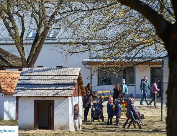 Kincskeresés, vándormuzsika és mesemondás – A mai nap a ’48-as események szellemében telik a skanzenben
