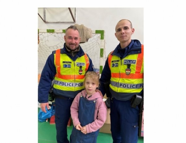 Újra együtt – Hat éves kislányon segítettek a tiszabecsi segítségponton tartózkodó rendőrök