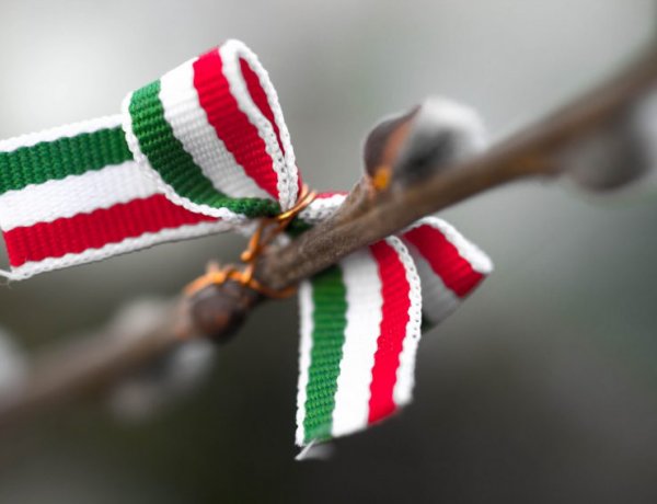 Betyárok, szablyavívók, ágyúdörgés és új viseletkiállítás – Így telik a március 15-e a Sóstói Múzeumfaluban