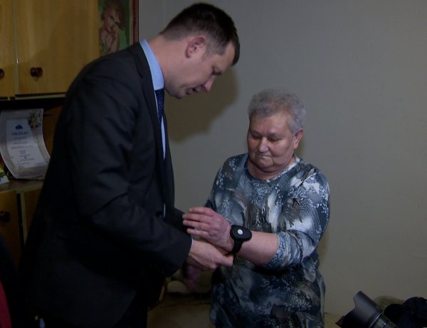 Elindult a Gondosóra program – Ingyen igényelhetnek segélyhívó eszközt a 65 év felettiek