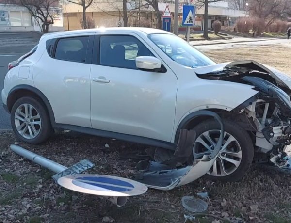 A hosszú hétvégén több közúti baleset is történt, két személyautó ütközött pénteken a Korányi Frigyes utcán