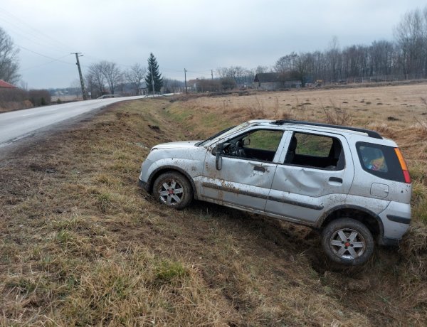 Egy gépkocsi megsodródott az úton, az árokba hajtott és felborult