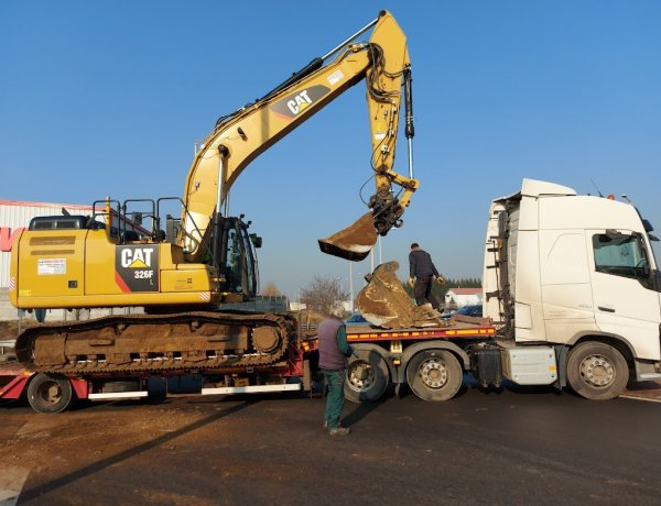 Elhagyta egy billenős teherautó egy földmunkagép kanalát a Tiszavasvári úton egy körforgalomban