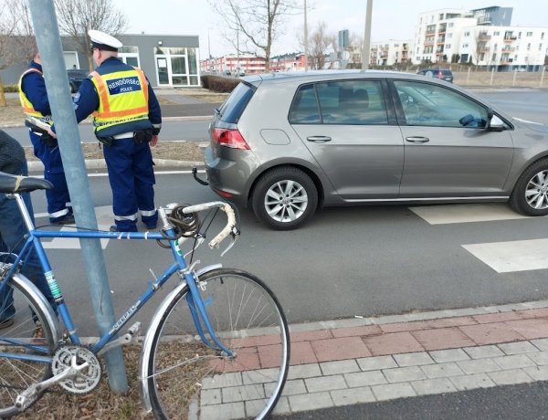 Kerékpáros ütközött személyautóval a Törzs utcán csütörtök délután