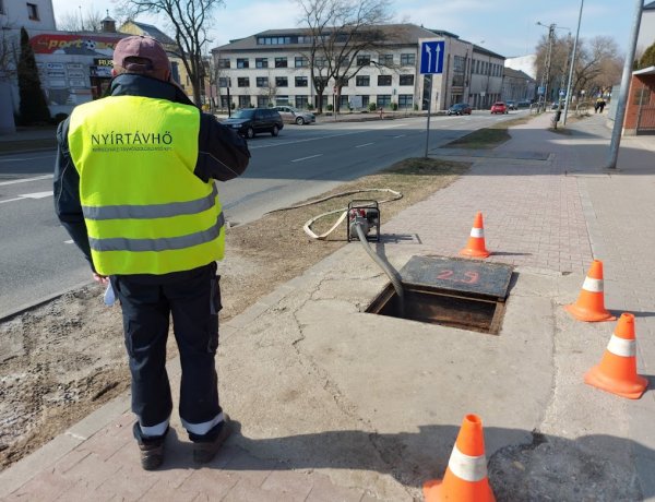A Bethlen Gábor utcán a Nyírtávhő helyreállítást végez
